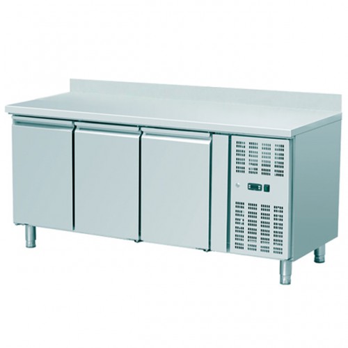 Meuble pâtissier gamme 800, avec dosseret, 3 portes, 560 L, -2 + 8 (°C) Meuble pâtissier gamme 800, avec dosseret, 3 portes, 560 L, -2 + 8 (°C)