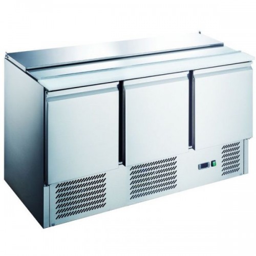 Saladette réfrigérée, +2 + 8 °C, 368 L, plan de travail inox, 3 portes Saladette réfrigérée, +2 + 8 °C, 368 L, plan de travail inox, 3 portes