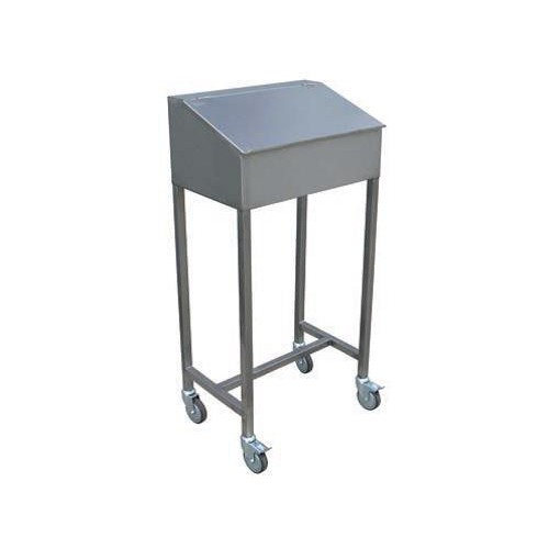 Pupitre sur placard de rangement avec fermeture à clefs et vérins Pupitre sur placard de rangement avec fermeture à clefs et vérins