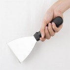 Racloir triangulaire manche en plastique et lame 127 mm rigide.