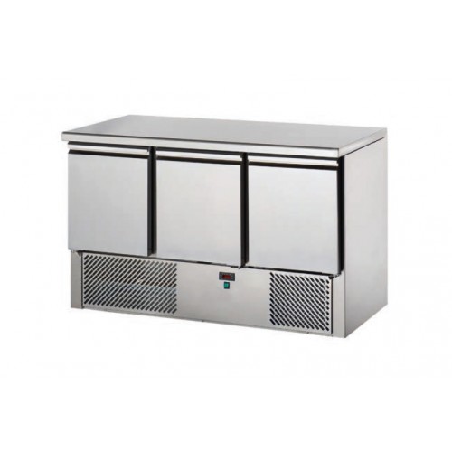 Desserte réfrigéré +4°C+10°C plan de travail inox 3 portes dessus fermé Desserte réfrigéré +4°C+10°C plan de travail inox 3 portes dessus fermé